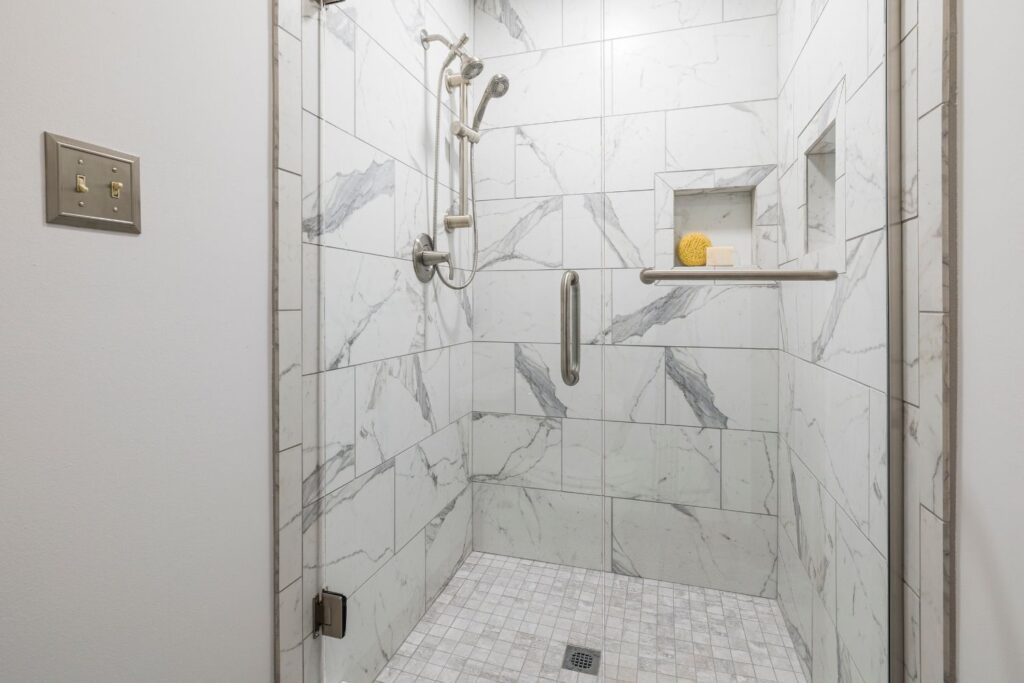 Barrierefreies Badezimmer mit ausreichend Platz für einen Duschstuhl