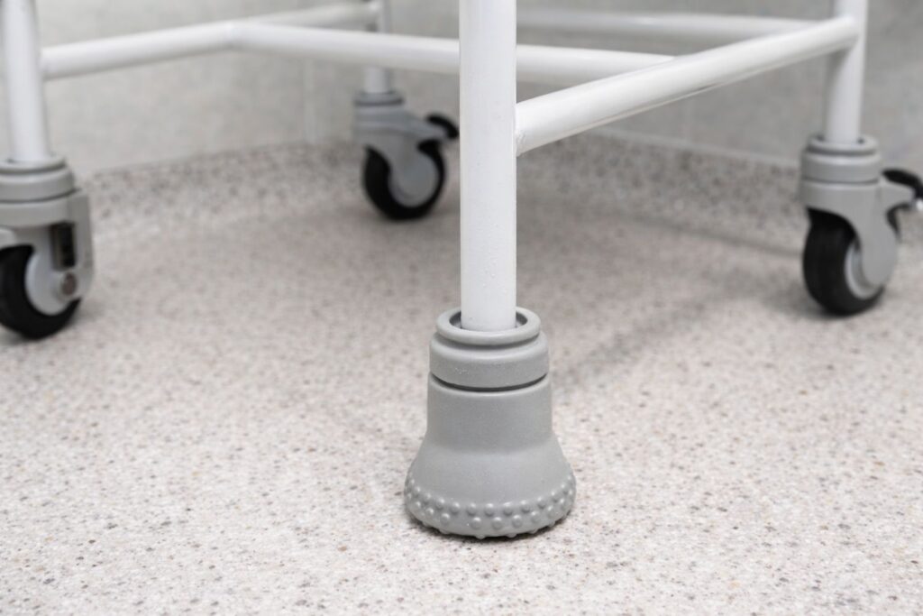 Rutschfeste Standfüße und stabiler Rahmen eines Duschstuhls