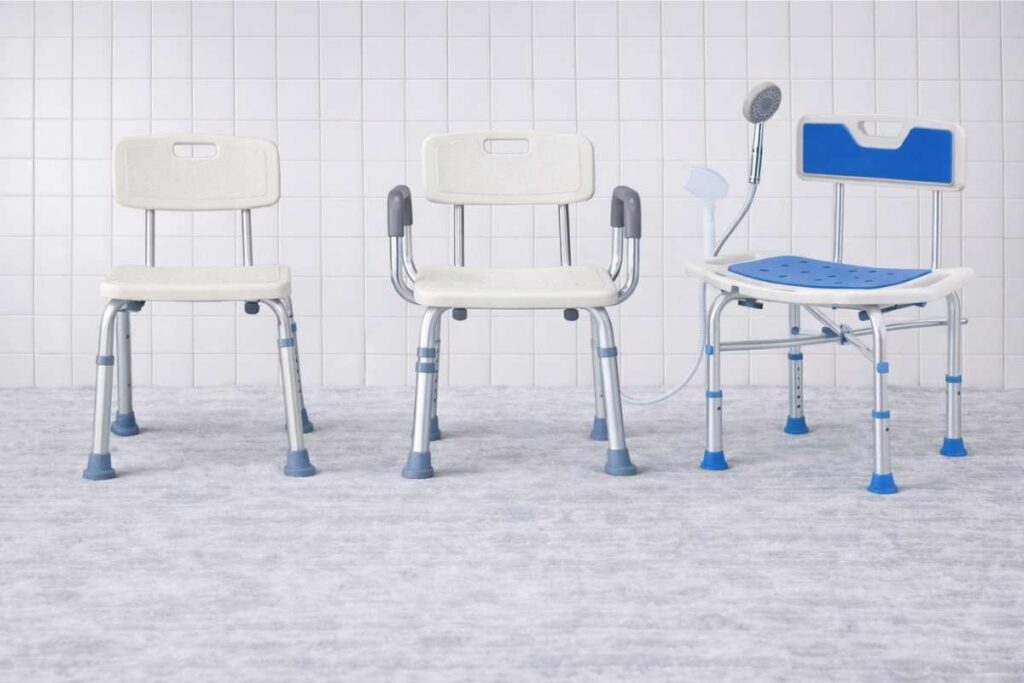 Vergleich verschiedener Duschstuhl-Typen für Senioren
