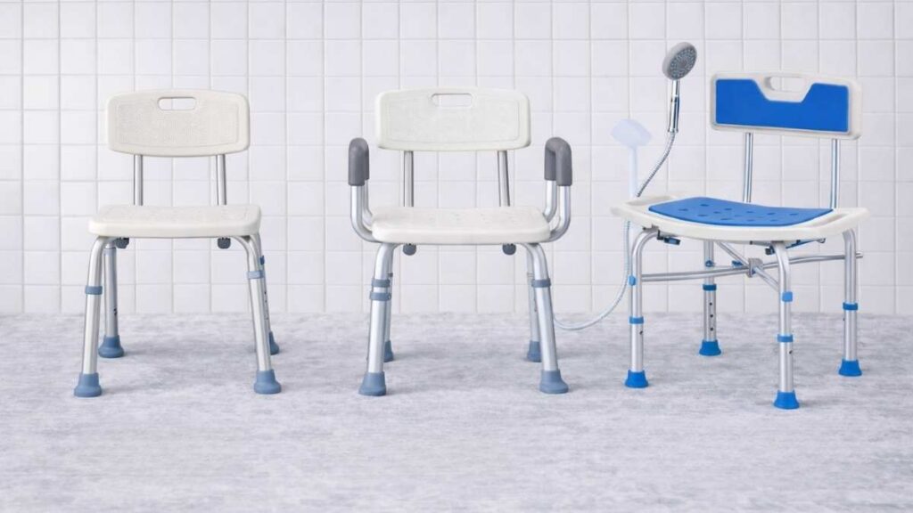 Vergleich verschiedener Duschstuhl-Modelle für Senioren: Standard, mit Armlehnen und höhenverstellbar
